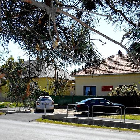 Gyoengyszem Vendeghaz Hotel Егер Екстериор снимка