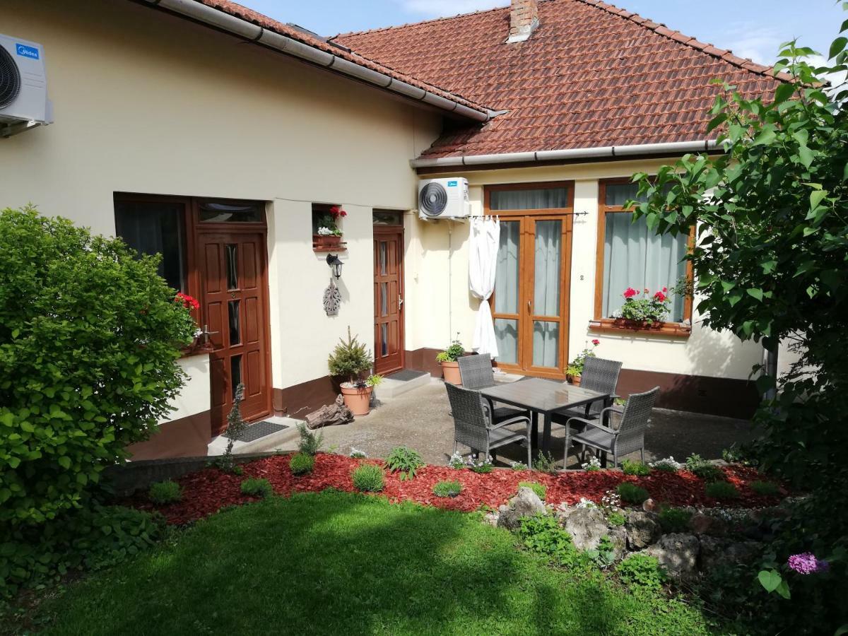 Gyoengyszem Vendeghaz Hotel Егер Екстериор снимка